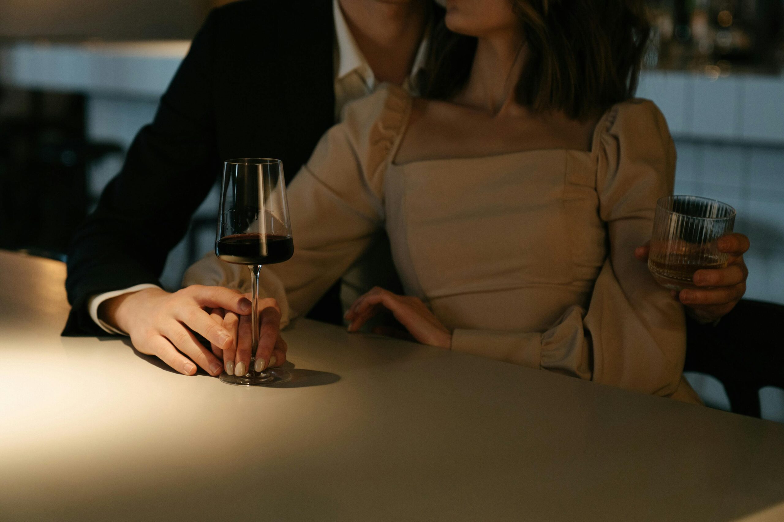 restaurant-wine-couple